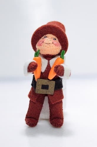 Vintage 1996 ANNALEE Mobilitee Small Pilgrim Boy Holding Carrots Artisan Doll 4" - Thumbnail 4