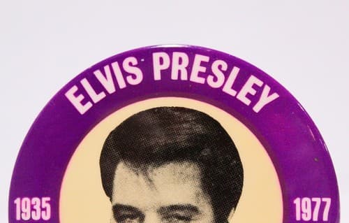 Vintage 1935-1977 ELVIS PRESLEY King Of Rock 'N' Roll Round Button Pin Back - Thumbnail 2