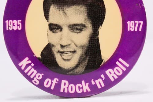 Vintage 1935-1977 ELVIS PRESLEY King Of Rock 'N' Roll Round Button Pin Back - Thumbnail 3