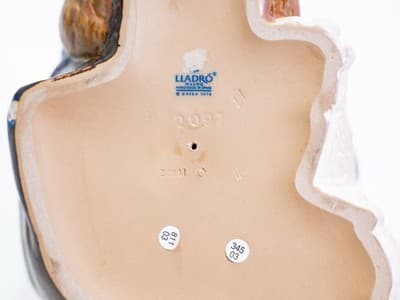 Vintage LLADRO Spain Eskimo Playing w/ Cub Hand Painted Pottery Figure - Thumbnail 6