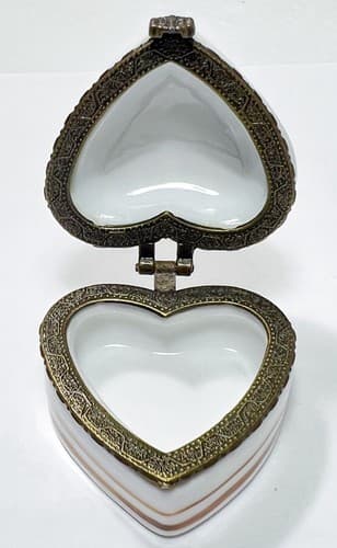 Vintage Hallmarked Heart Shaped Hand Painted Porcelain Bee & Flower Trinket Box - Thumbnail 9