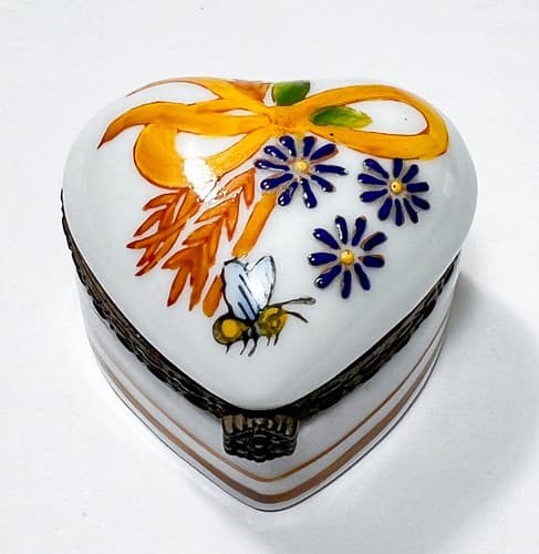 Vintage Hallmarked Heart Shaped Hand Painted Porcelain Bee & Flower Trinket Box - Thumbnail 3