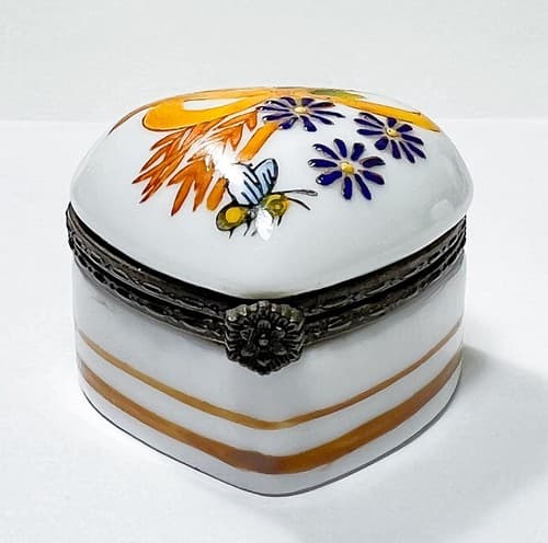 Vintage Hallmarked Heart Shaped Hand Painted Porcelain Bee & Flower Trinket Box - Thumbnail 4