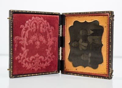 Antique 1860's Civil War Era Daguerreotype Posed Family In Full Leather Case - Thumbnail 2