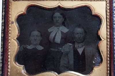 Antique 1860's Civil War Era Daguerreotype Posed Family In Full Leather Case - Thumbnail 4
