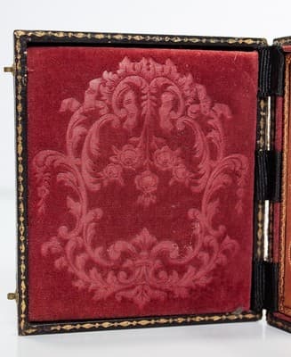 Antique 1860's Civil War Era Daguerreotype Posed Family In Full Leather Case - Thumbnail 5