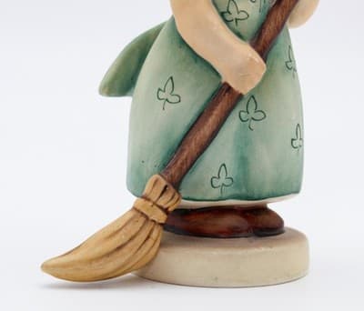 Hummel Goebel Little Sweeper W. Germany Vintage Porcelain Figurine TMK6 Vintage - Thumbnail 3