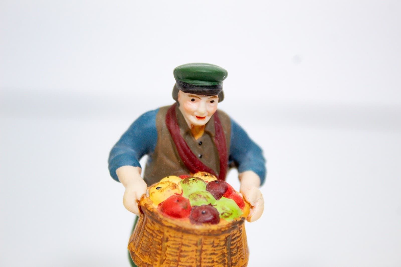 Dept. 56 Christmas In The City "Chelsea Market Fruit Monger & Cart" Set With Box - Thumbnail 2