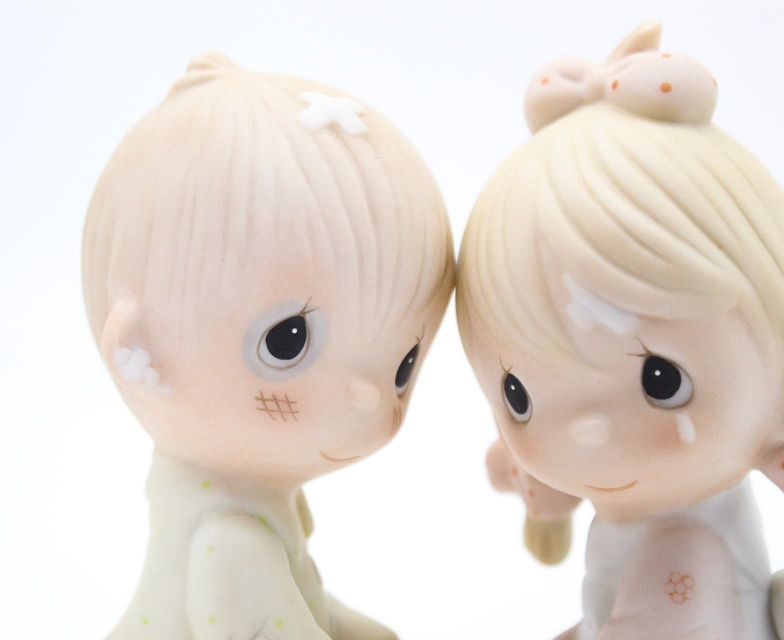 Precious Moments Forgiving Is Forgetting Enesco Porcelain Figurine 1982 - Thumbnail 3