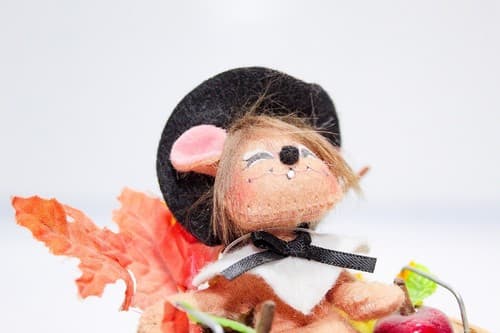 Vintage ANNALEE Mobilitee Apple Picking Mouse Holiday Seasonal Artisan Doll 3" - Thumbnail 2