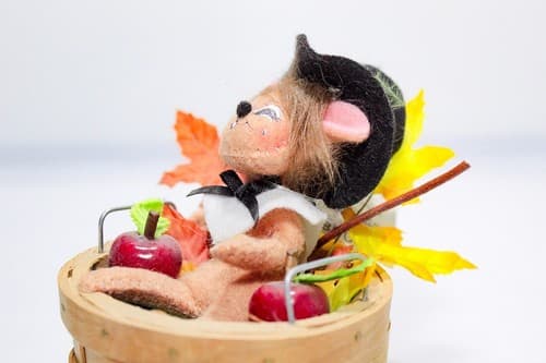 Vintage ANNALEE Mobilitee Apple Picking Mouse Holiday Seasonal Artisan Doll 3" - Thumbnail 5