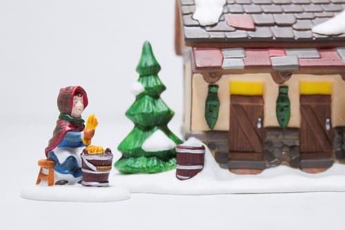 Department 56 "TENDING THE NEW CALVES" Christmas Heritage Village w/ Box - Thumbnail 5