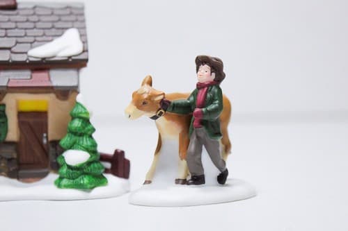 Department 56 "TENDING THE NEW CALVES" Christmas Heritage Village w/ Box - Thumbnail 6