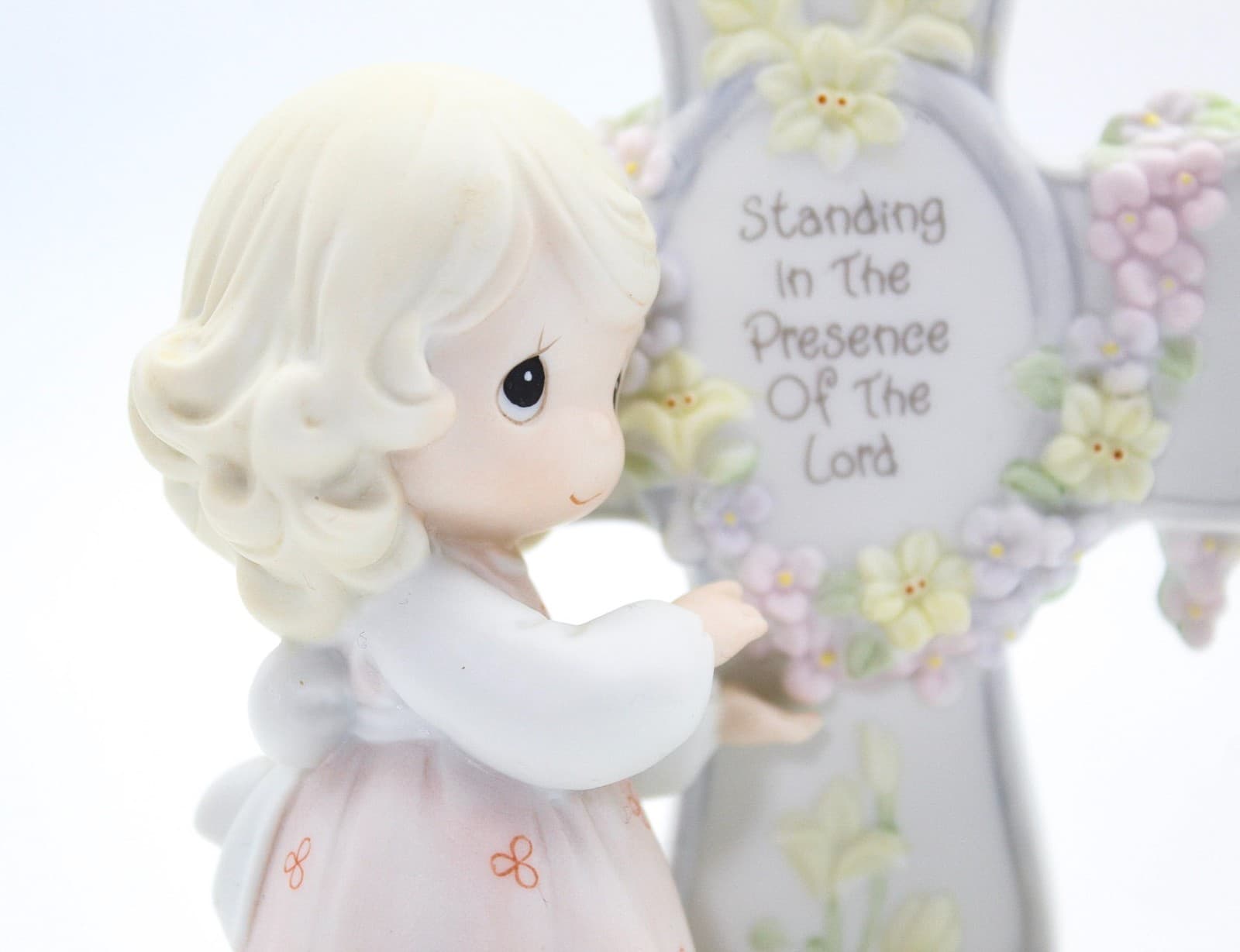 Precious Moments Standing In The Presence Of The Lord Porcelain Figurine 1995 - Thumbnail 3