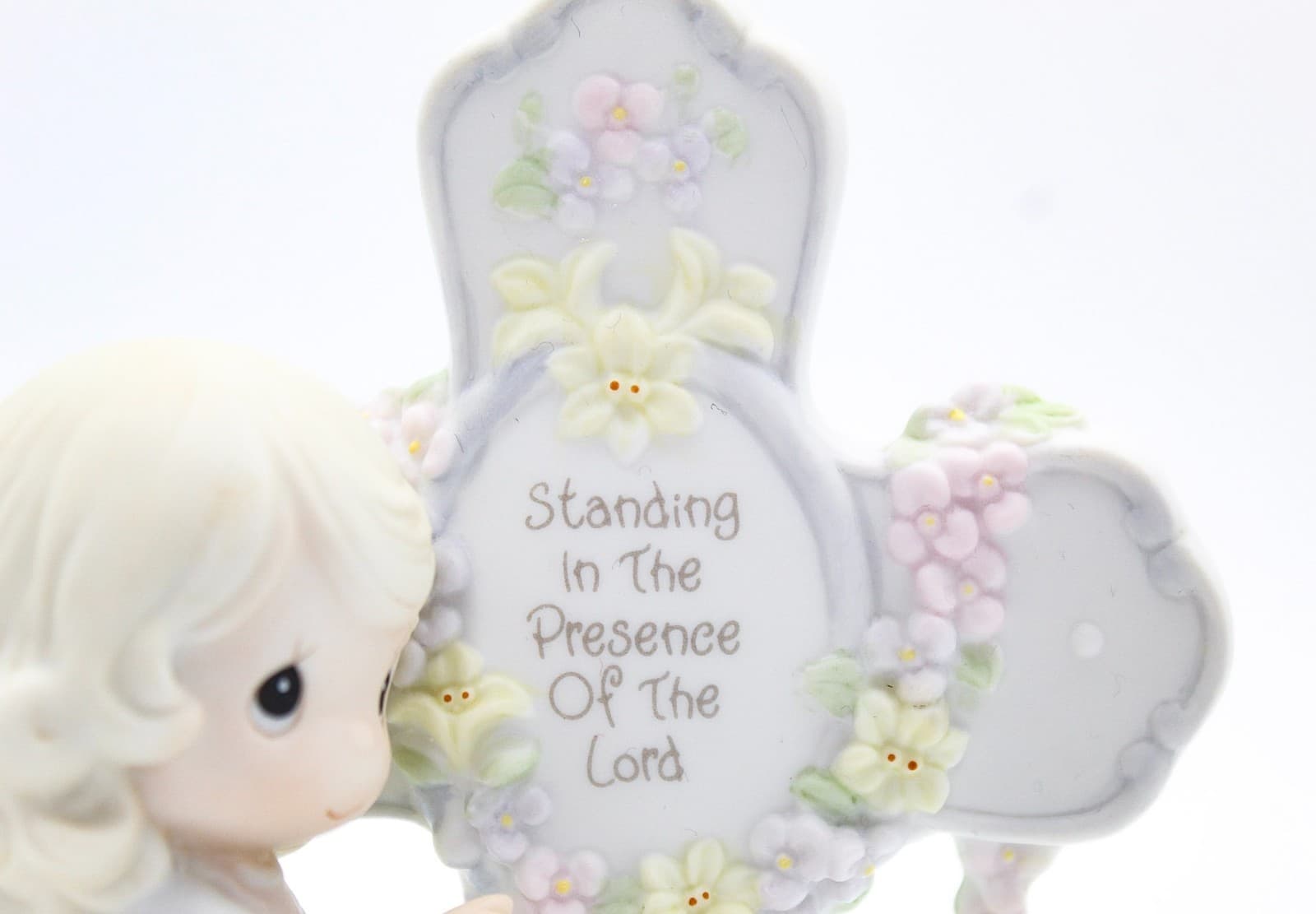 Precious Moments Standing In The Presence Of The Lord Porcelain Figurine 1995 - Thumbnail 5