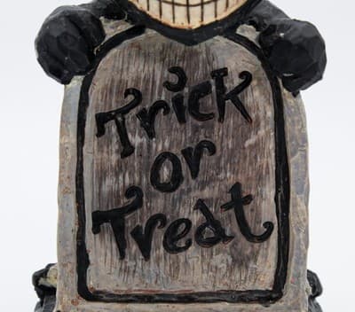 Resin "Trick Or Treat" Black Cat Holding Tombstone Halloween Holiday Figurine - Thumbnail 3