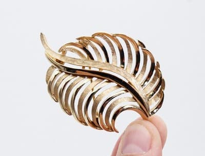 Vintage CROWN TRIFARI Gold Toned Textures Leaf Motif Statement Pin Brooch - Thumbnail 2