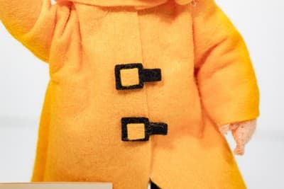 Vintage 1988 ANNALEE MOBILITEE Boy With Yellow Raincoat Artisan Doll NWT - Thumbnail 3