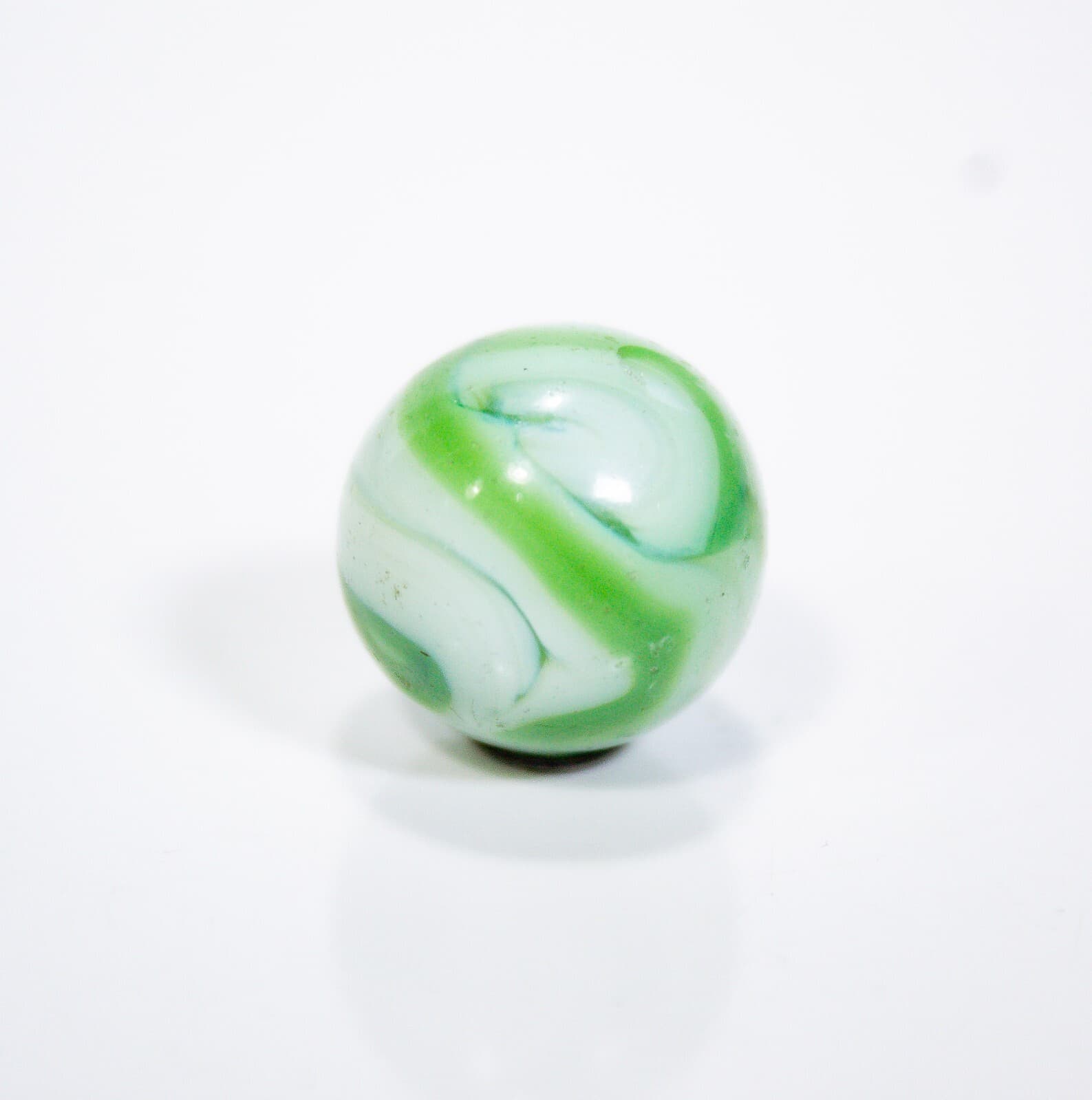 Vintage Alley Agate Green & White Swirl Toy Marble 0.63mm - Thumbnail 3