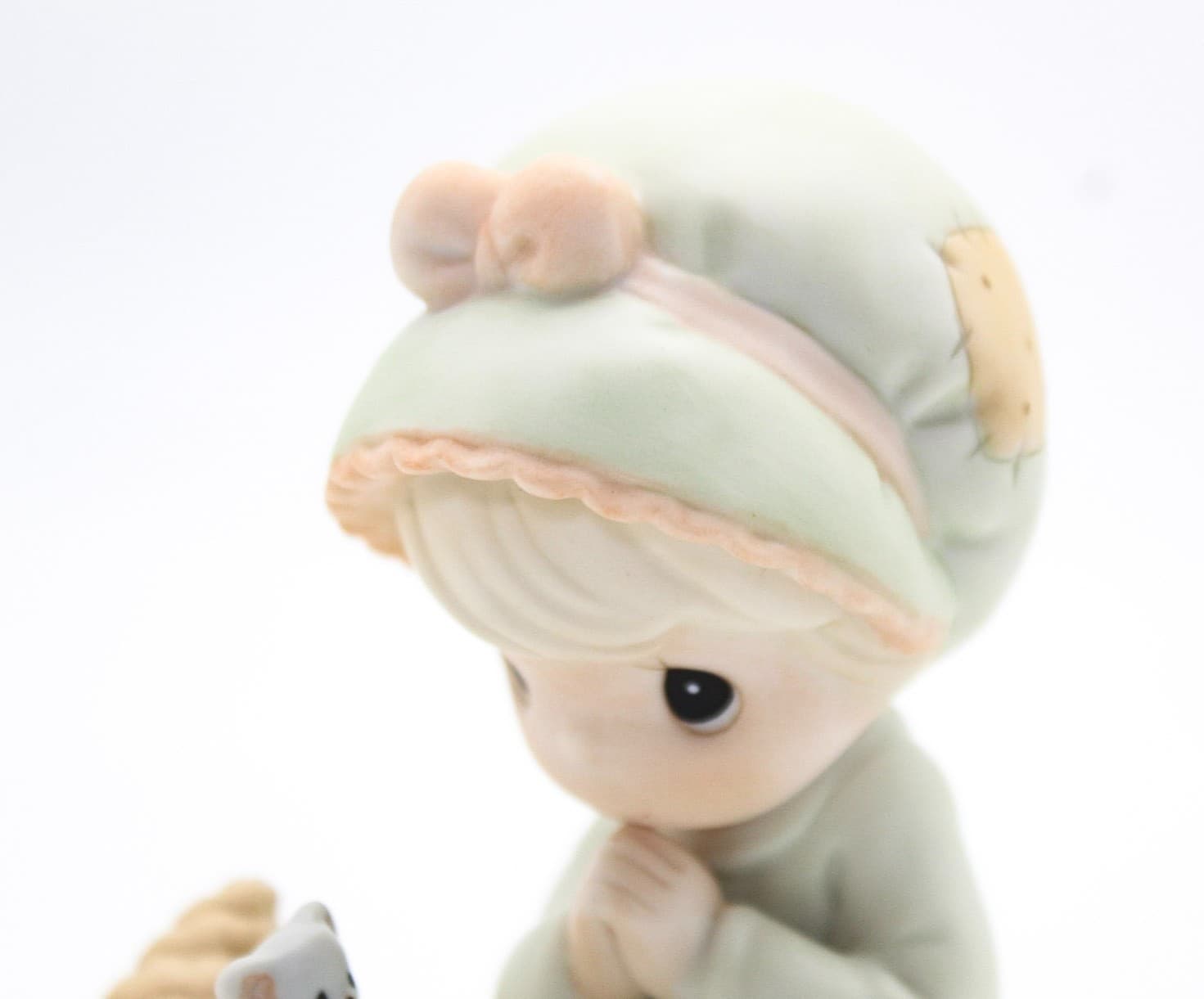 Precious Moments Praise God From Whom All Blessings Flow Porcelain Figurine 1998 - Thumbnail 2