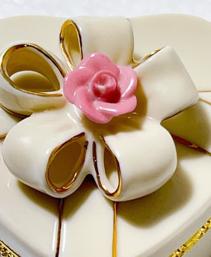 LENOX Treasures Of the Heart Exclusive Edition Heart Porcelain Trinket Box - Thumbnail 4