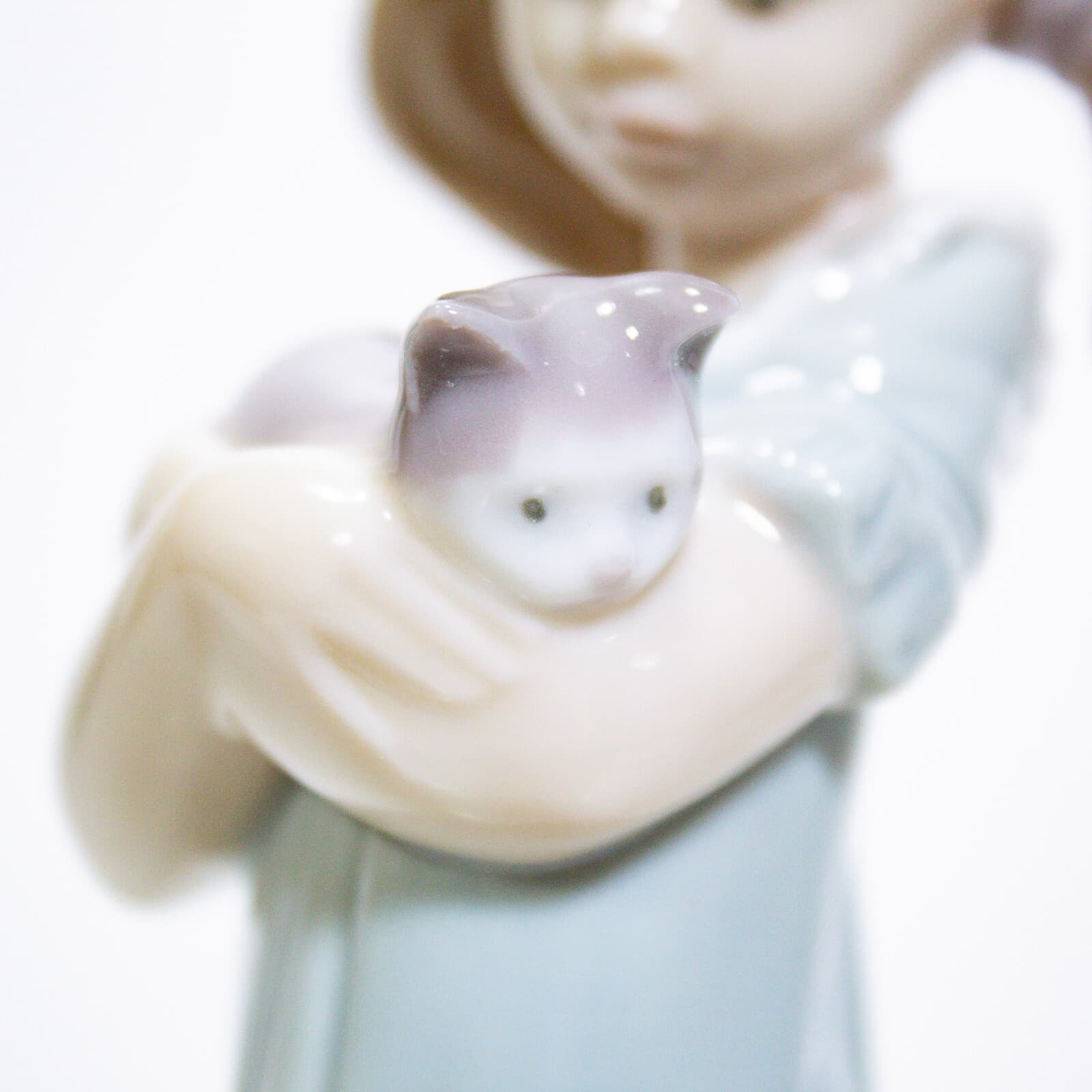 LLADRO "Don't Forget Me" Girl With Cats Porcelain Figurine - Thumbnail 6
