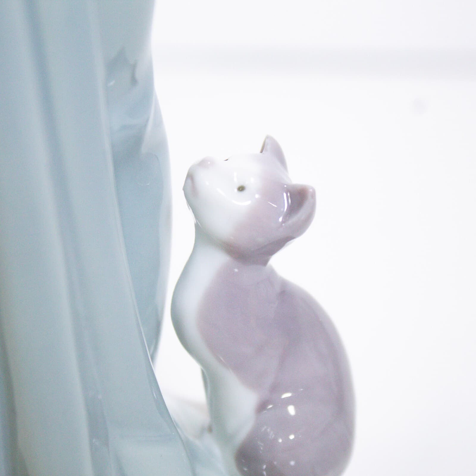 LLADRO "Don't Forget Me" Girl With Cats Porcelain Figurine - Thumbnail 9