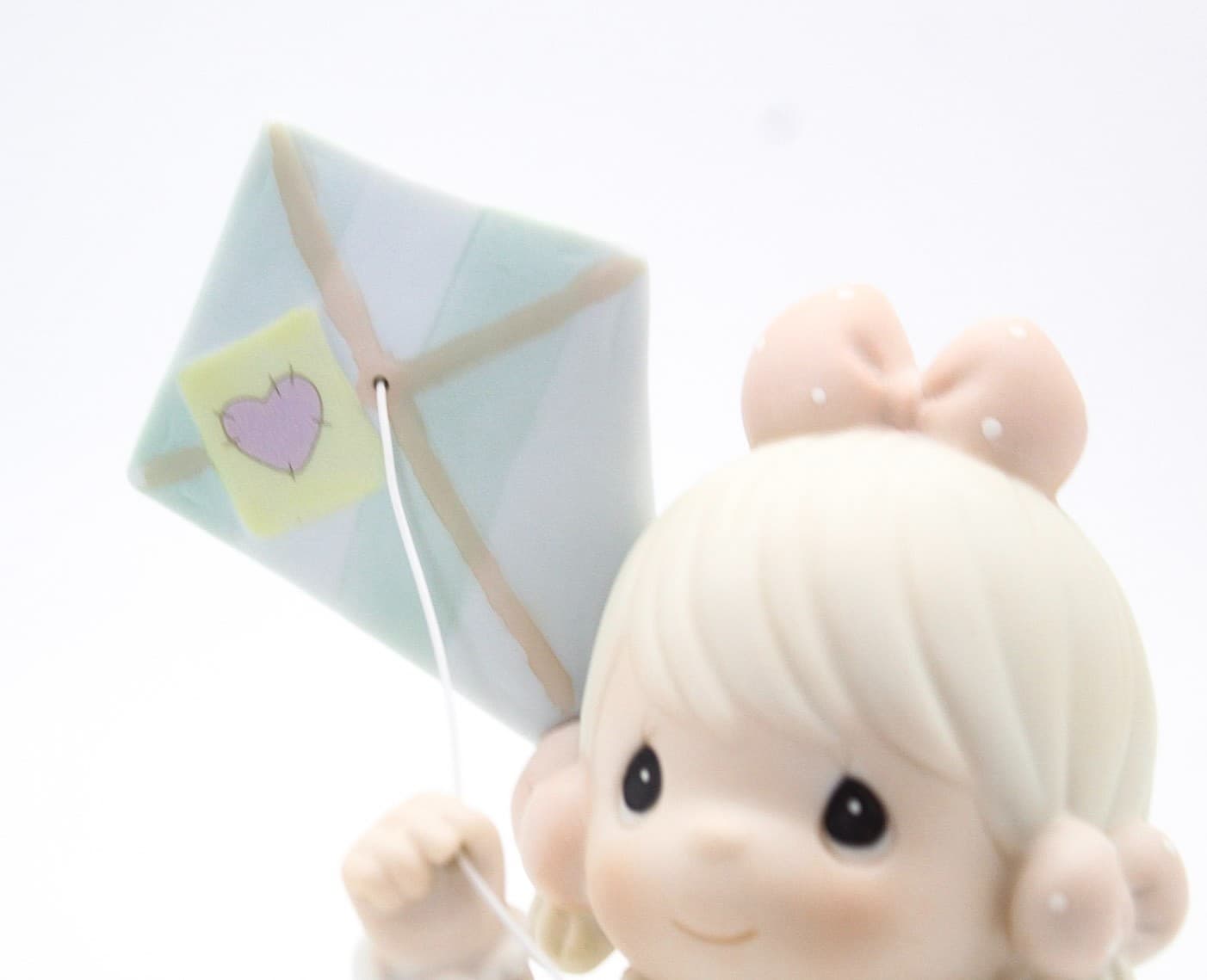 Precious Moments Sending My Love Your Way Enesco Porcelain Figurine 1994 - Thumbnail 3
