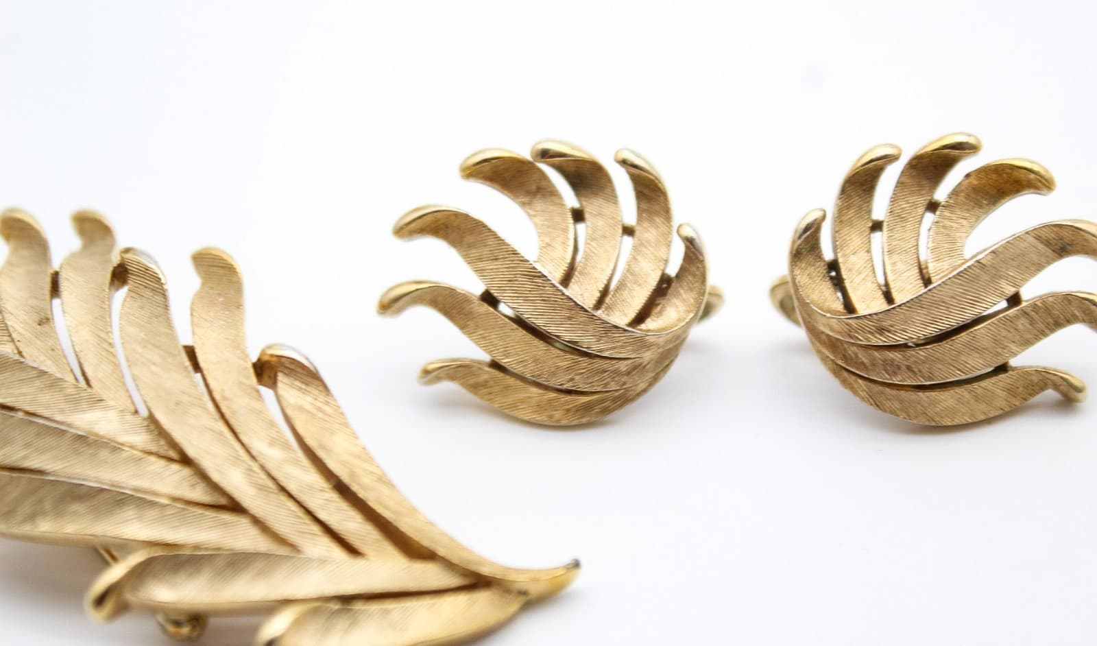 Vintage Crown Trifari Gold Tone Brushed Leaf Brooch & Clip Earrings Set - Thumbnail 3