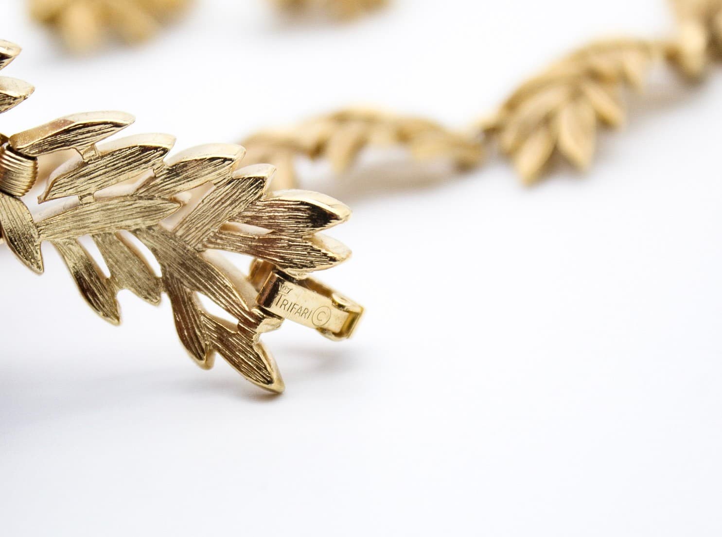 Vintage Crown Trifari Gold Tone Leaf Parure Necklace Bracelet Earrings Set - Thumbnail 5