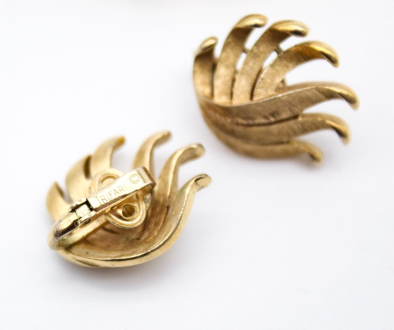 Vintage Crown Trifari Gold Tone Brushed Leaf Brooch & Clip Earrings Set - Thumbnail 7