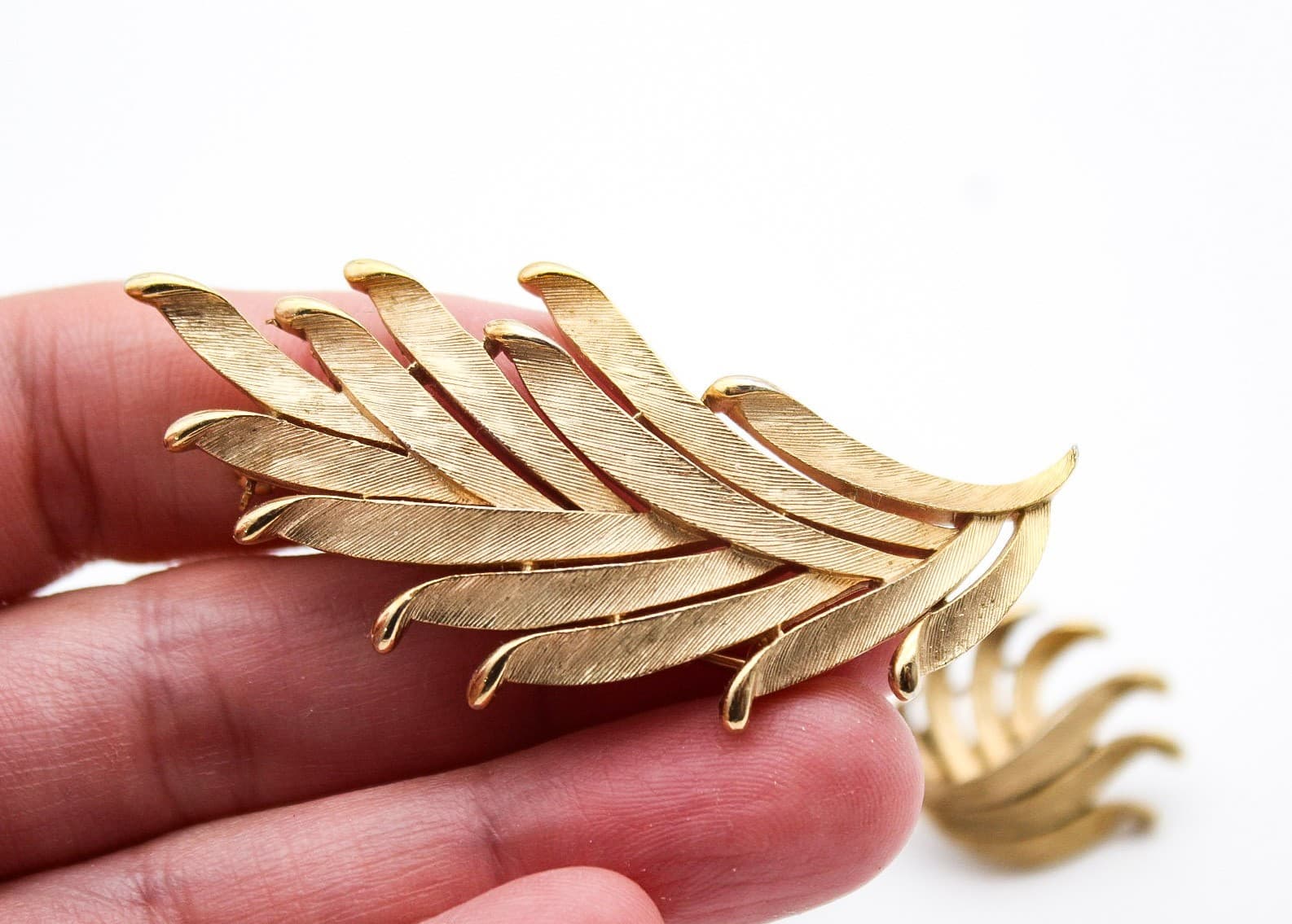 Vintage Crown Trifari Gold Tone Brushed Leaf Brooch & Clip Earrings Set - Thumbnail 4