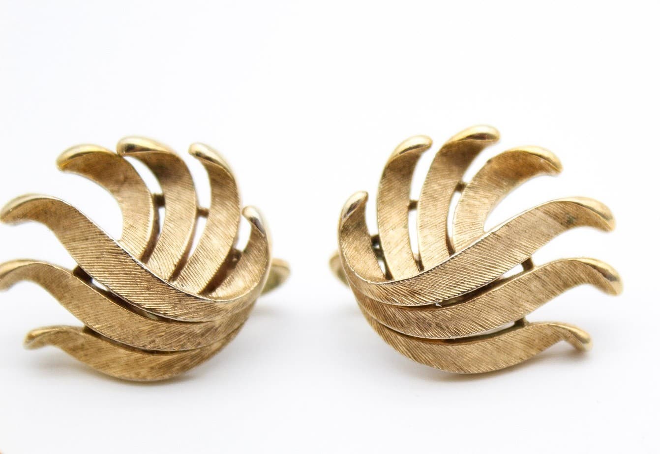 Vintage Crown Trifari Gold Tone Brushed Leaf Brooch & Clip Earrings Set - Thumbnail 2