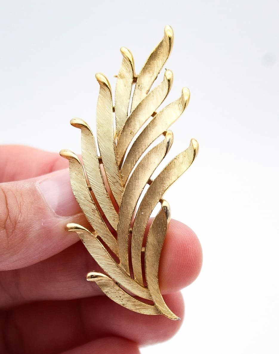 Vintage Crown Trifari Gold Tone Brushed Leaf Brooch & Clip Earrings Set - Thumbnail 5