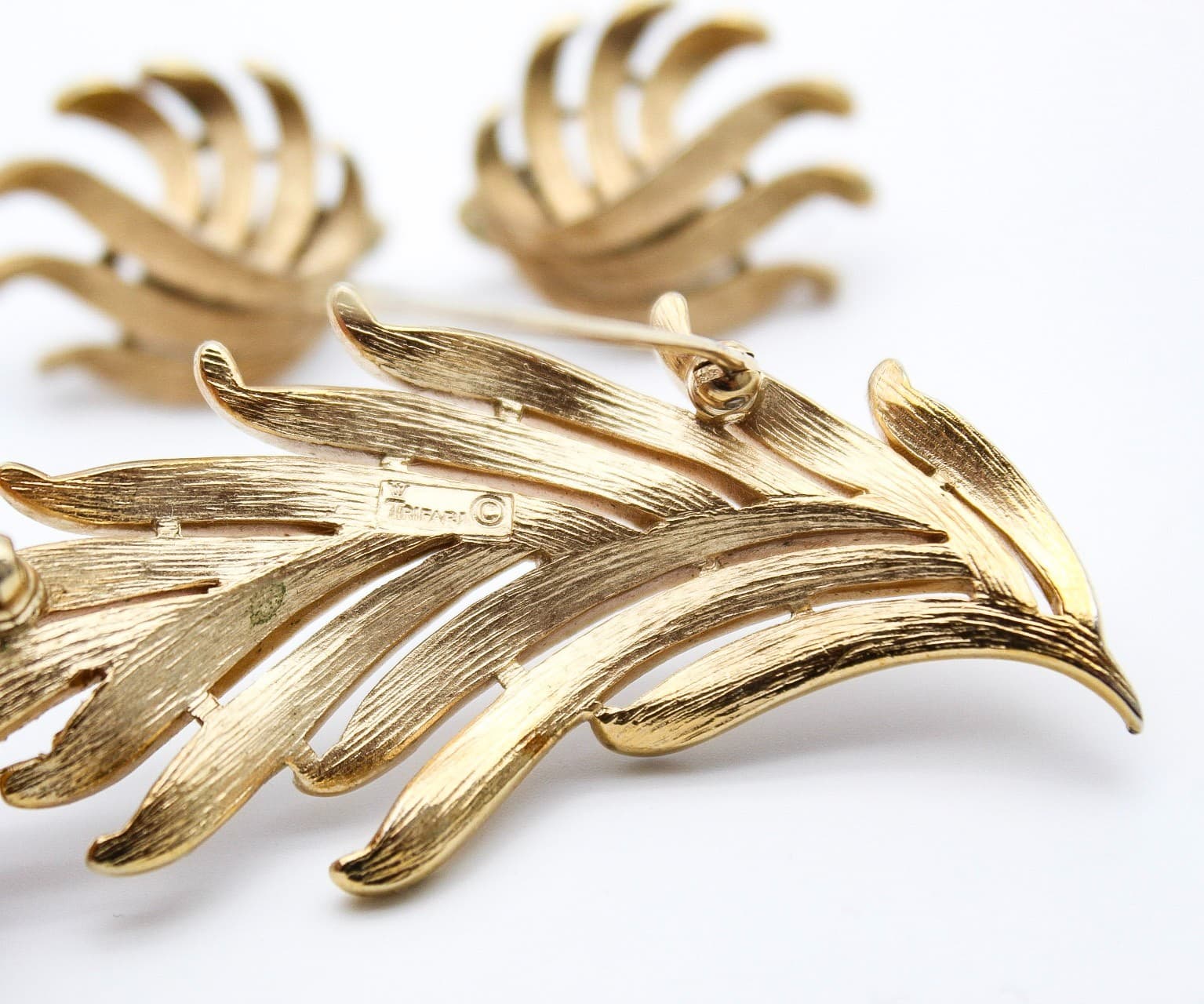 Vintage Crown Trifari Gold Tone Brushed Leaf Brooch & Clip Earrings Set - Thumbnail 6