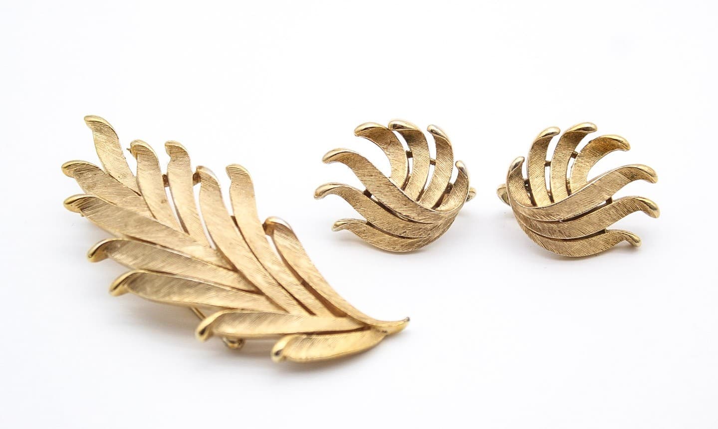 Vintage Crown Trifari Gold Tone Brushed Leaf Brooch & Clip Earrings Set - Thumbnail 8