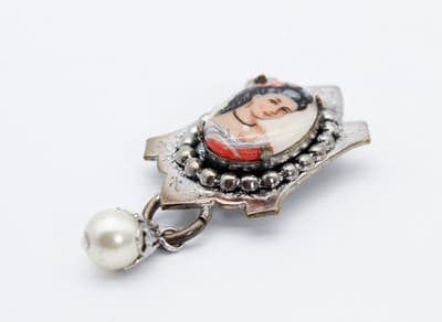 Vintage Victorian Style Porcelain Lady Portrait Faux Pearl Dress Clip - Thumbnail 4