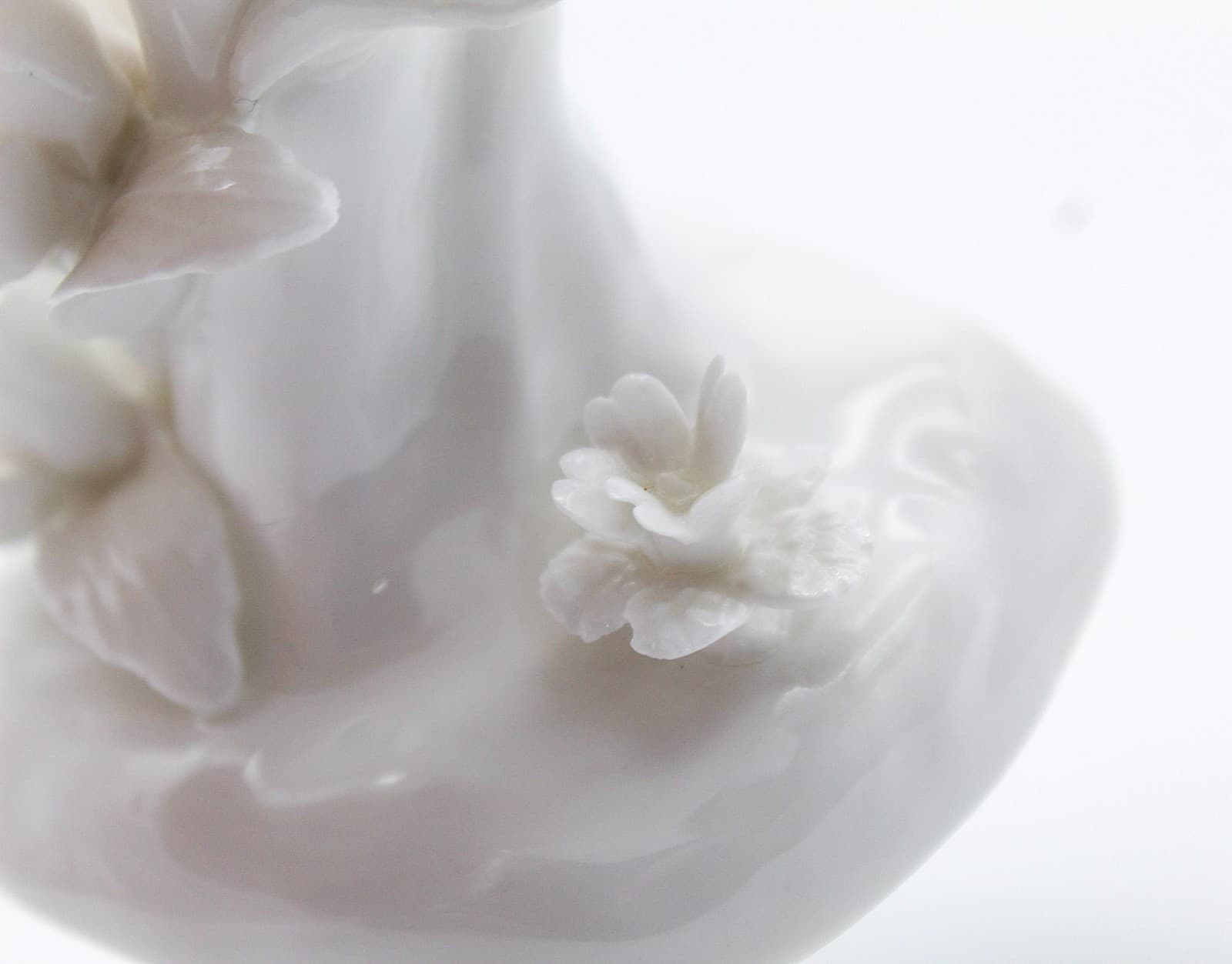 Staffordshire England Bone China White Bird Figurine With Flowers By J. Jones - Thumbnail 6