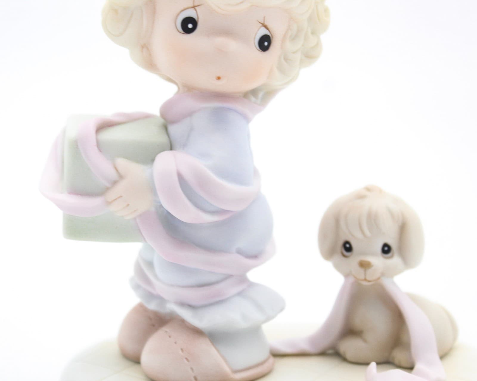 Precious Moments Tied Up For The Holidays Enesco Porcelain Figurine 1993 - Thumbnail 3