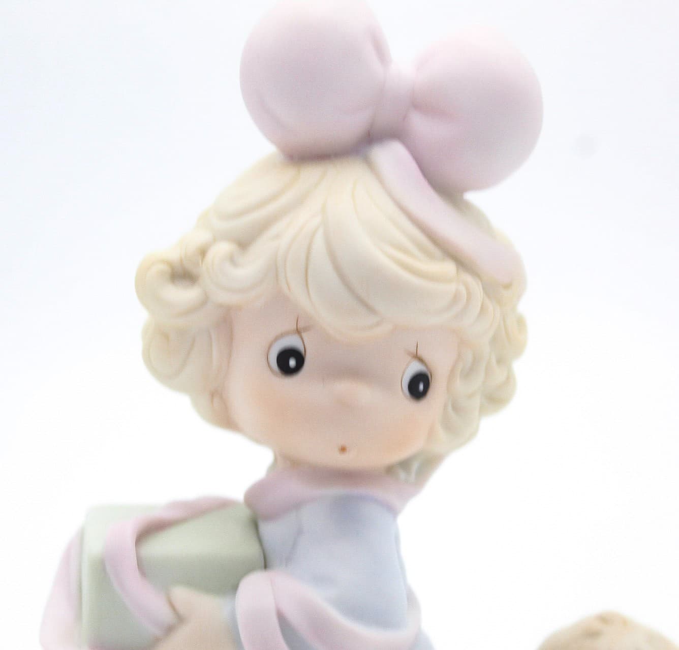 Precious Moments Tied Up For The Holidays Enesco Porcelain Figurine 1993 - Thumbnail 2