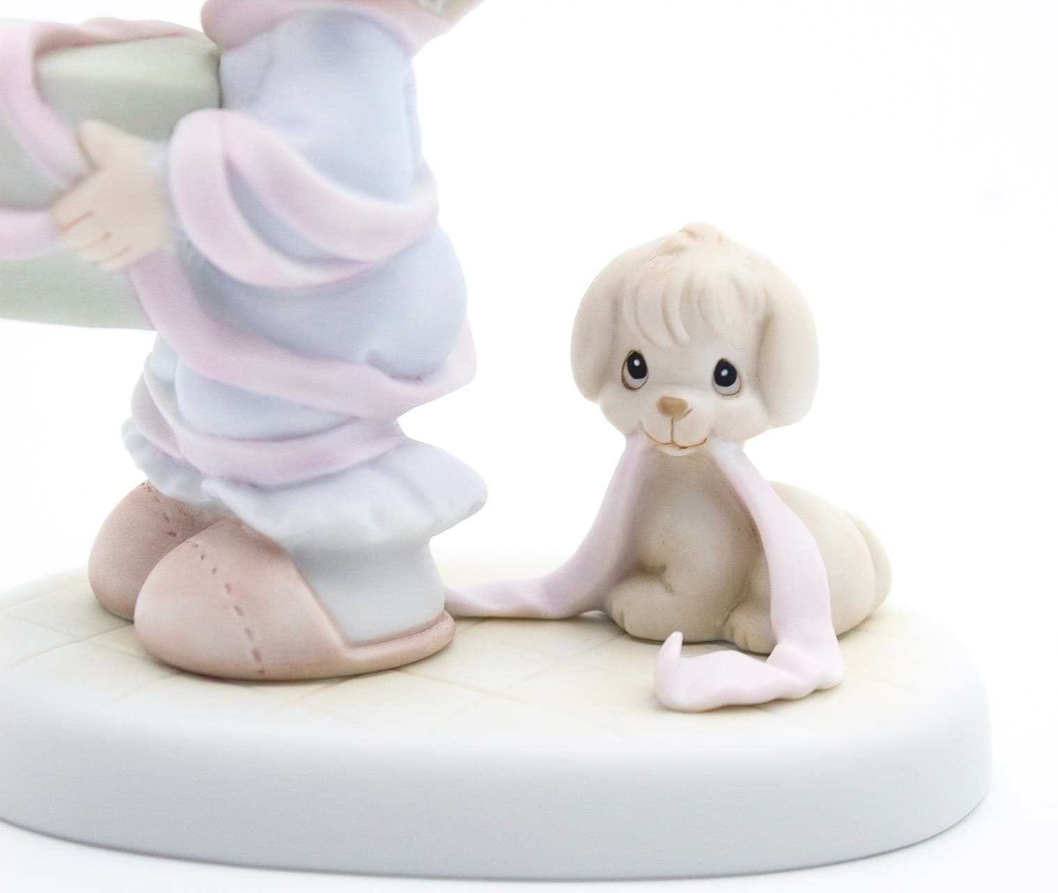 Precious Moments Tied Up For The Holidays Enesco Porcelain Figurine 1993 - Thumbnail 4