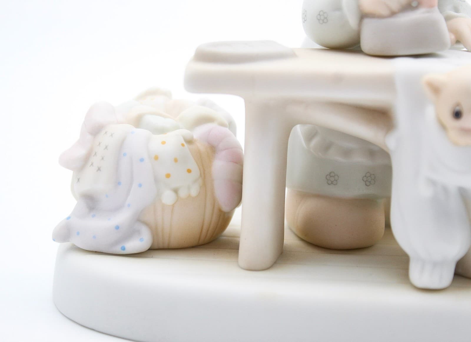 Precious Moments Press On Enesco Porcelain Figurine 1982 - Thumbnail 5