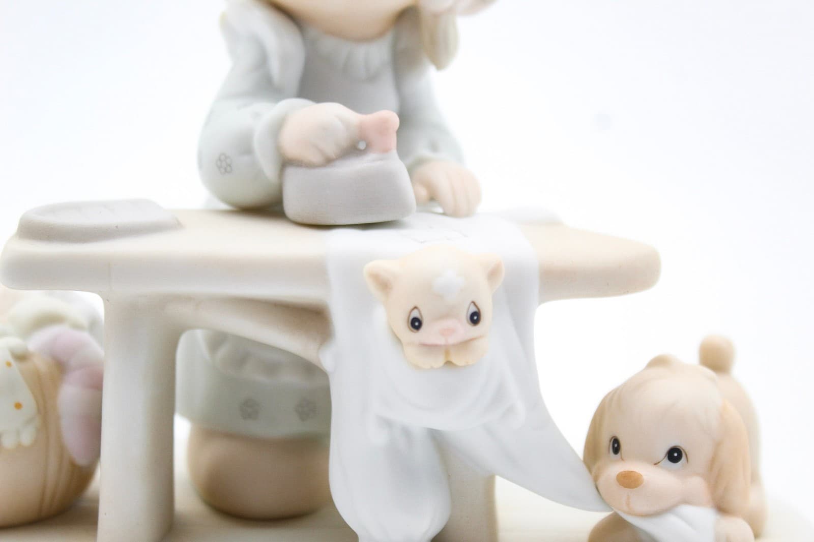 Precious Moments Press On Enesco Porcelain Figurine 1982 - Thumbnail 3