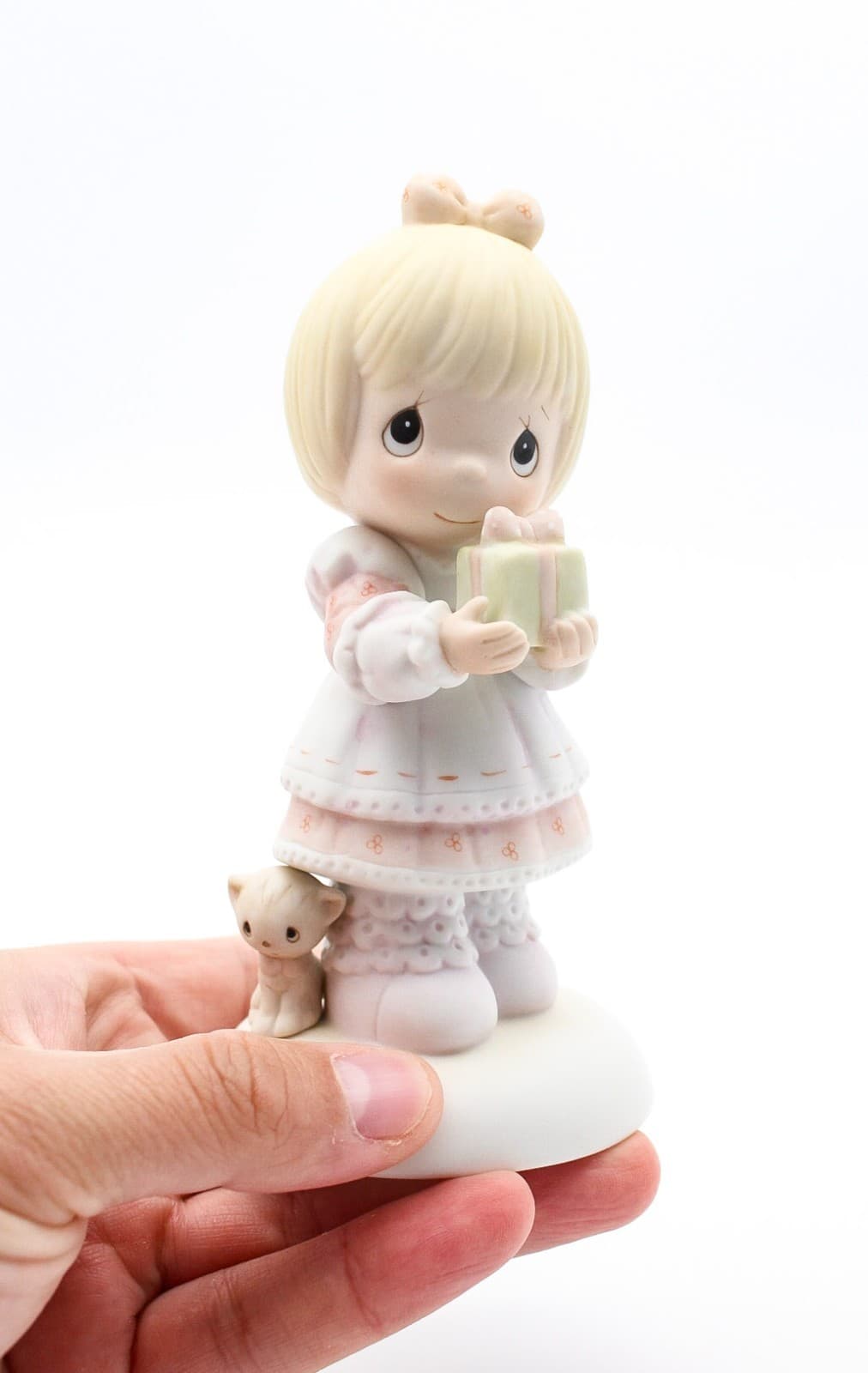 Precious Moments God Sends The Gift Of His Love Enesco Porcelain Figurine 1984 - Thumbnail 7