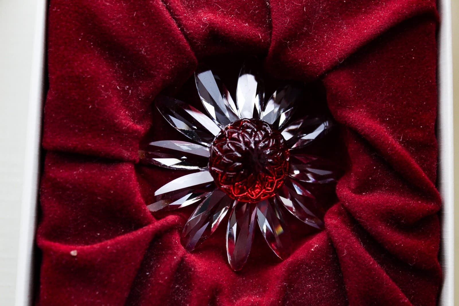 Swarovski SCS 2000 Red Marguerite Daisy Crystal Mini Flowers With Box #255804 - Thumbnail 2