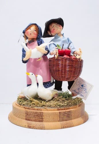 Rare ANNALEE Doll Society Americana Farmers in Cloche Dome Doll #2445 w/ TAG - Thumbnail 3