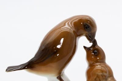 Hutschenreuther Germany K. Tutter Robin Bird Mom Feeding Porcelain Figurine - Thumbnail 3