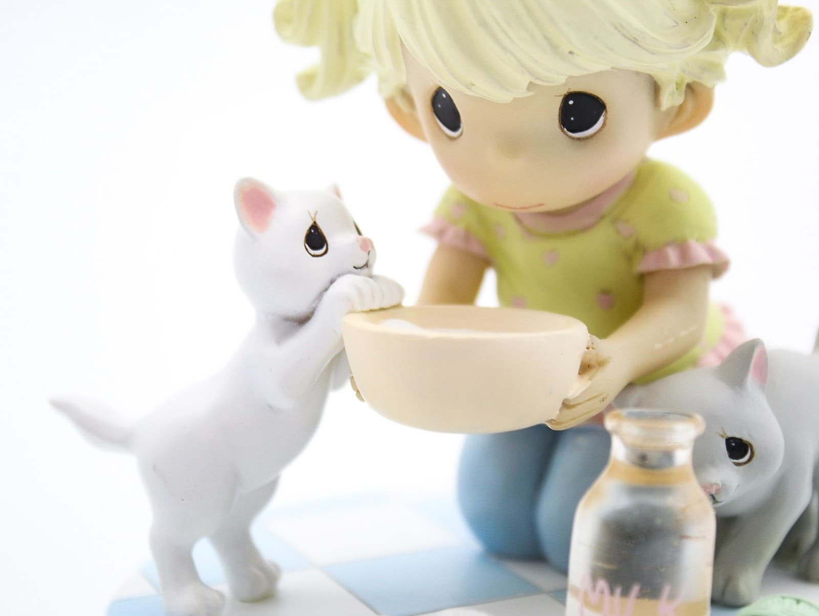 Precious Moments My Heart Is Covered In Pawprints Enesco Porcelain Figurine 2010 - Thumbnail 3