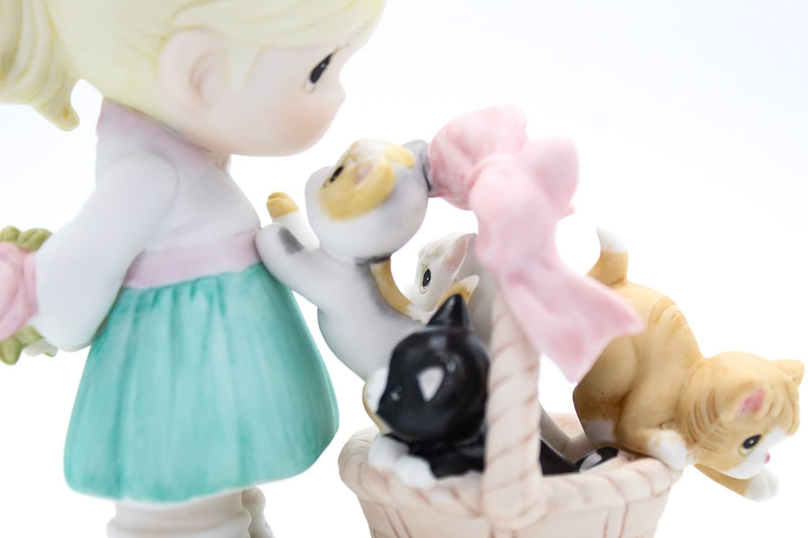 Precious Moments Purr-fect Love Comes In All Sizes Porcelain Figurine 2014 - Thumbnail 2