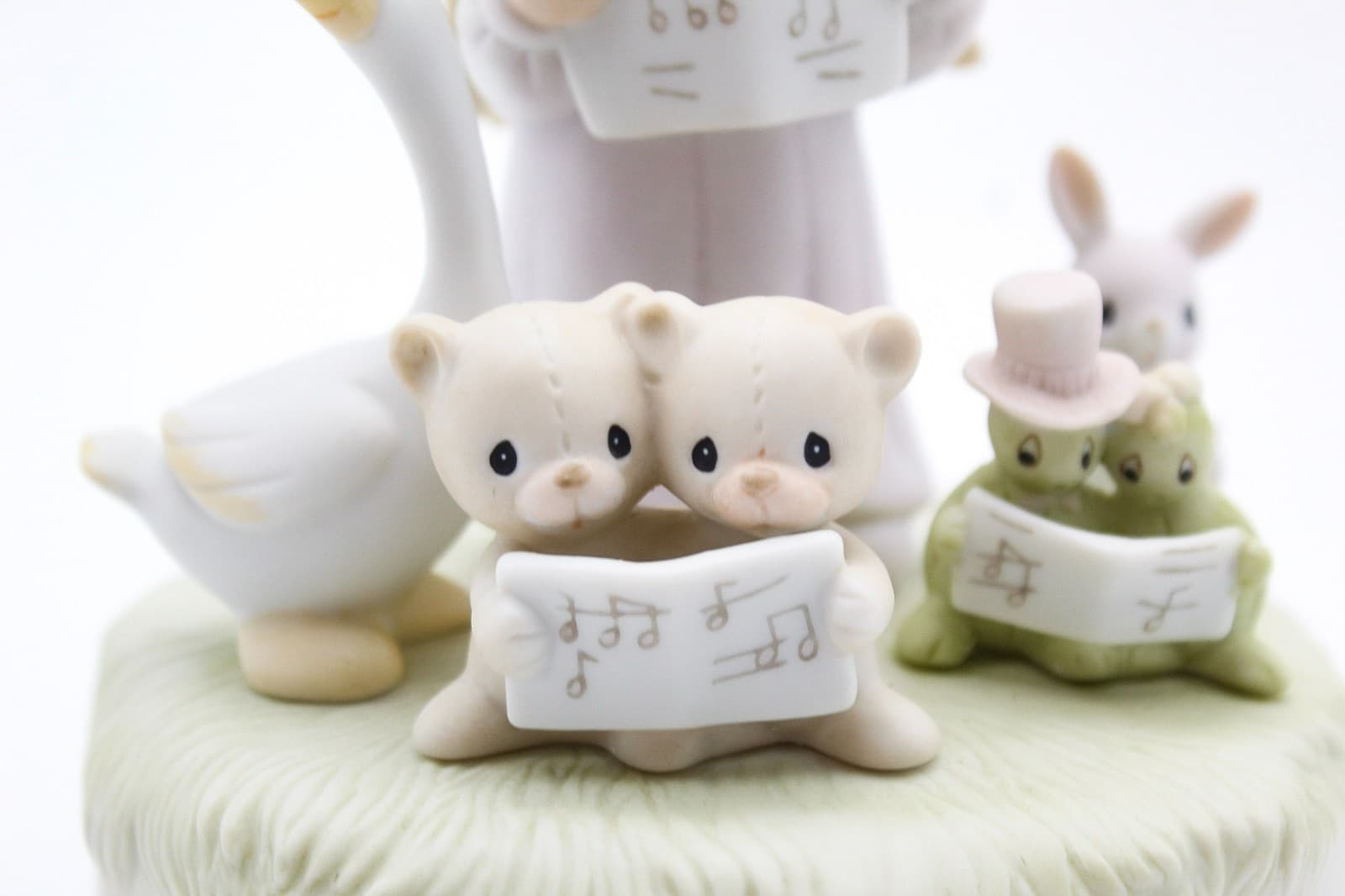 Precious Moments Let Heaven And Nature Sing Porcelain Musical Figurine 1982 - Thumbnail 3